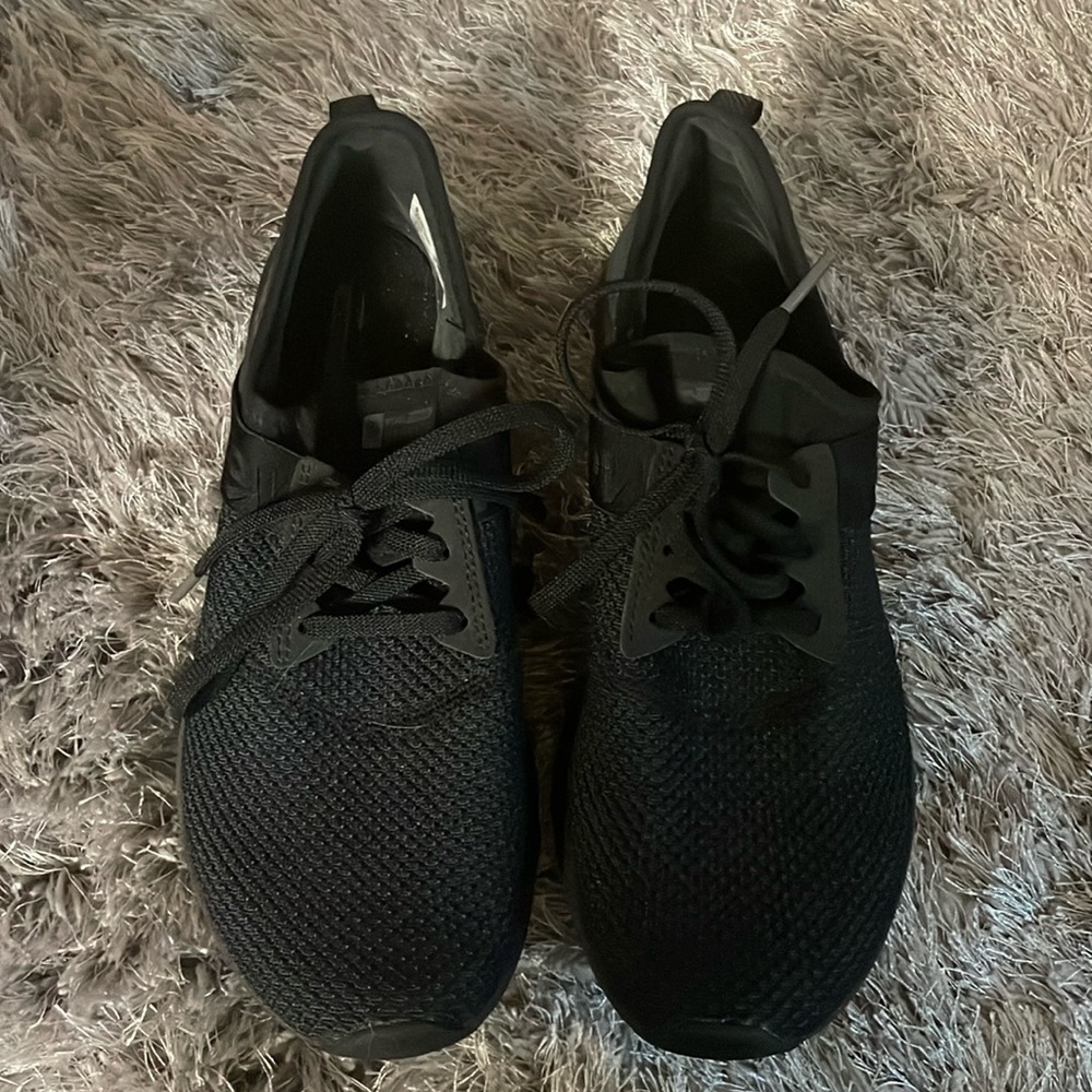 Lightly used women’s new balance size 9 1/2